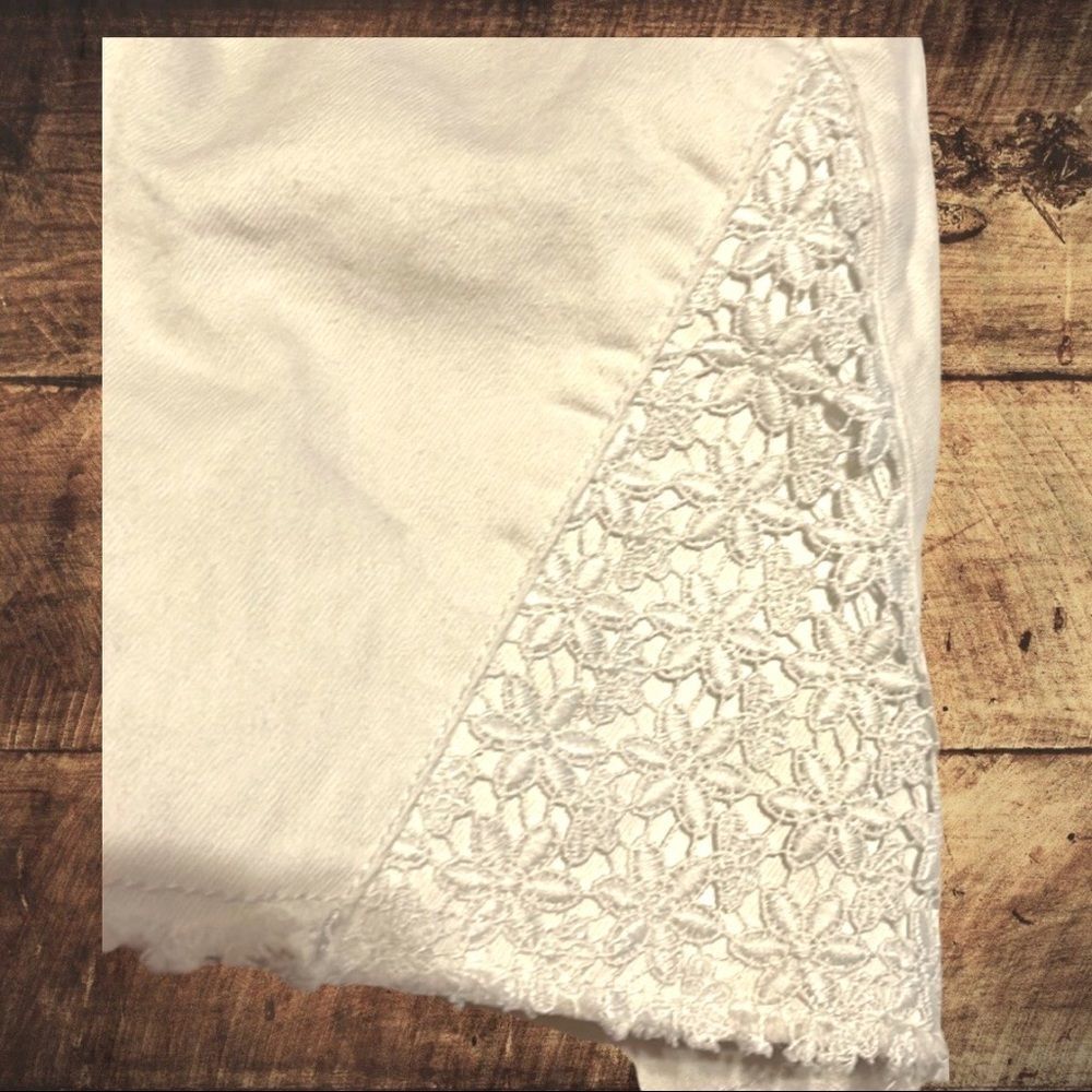 Torrid Inset White Lace Raw Hem Frayed Denim Shorts Size 28 - Picture 8 of 8